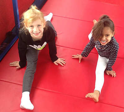 JungleBus Girls Doing Splits